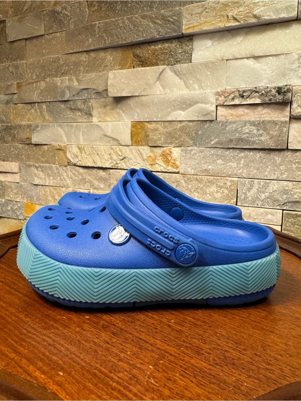 Child Sz11 Blue Crocs Crocband Chevron Lights Clogs Mules Beach Water Shoes